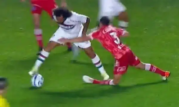 Marcelo, do Fluminense, quebra a perna de rival em lance acidental; imagem forte