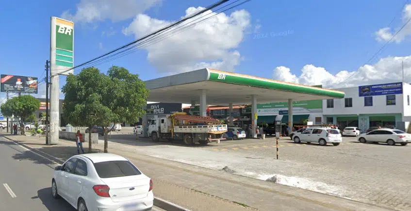 Posto de gasolina recebe currículos para frentistas em Camaçari