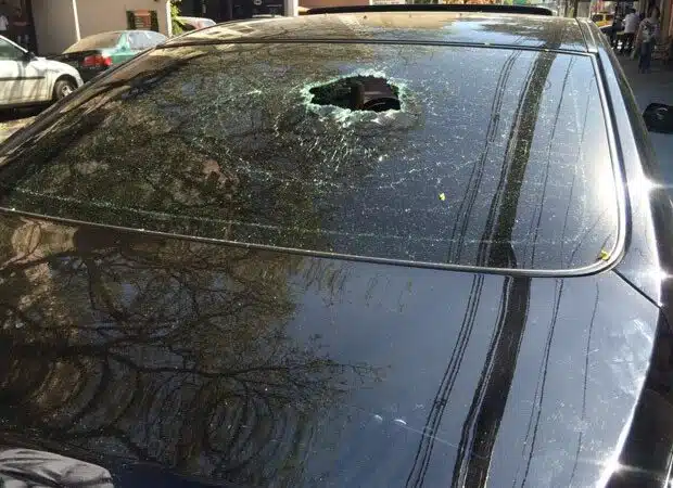 Motorista de aplicativo tem vidro do carro quebrado pela torcida do Vitória