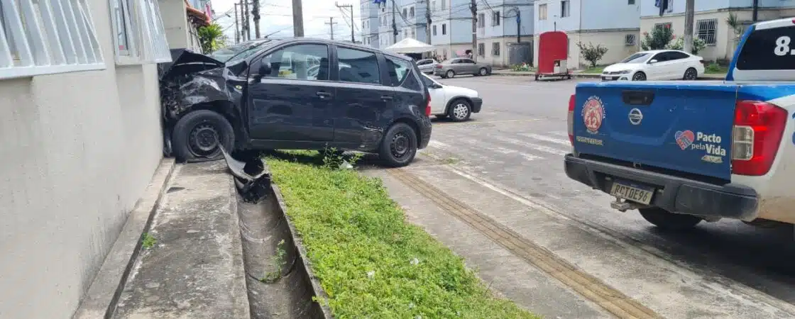 Motorista morre após passar mal no volante e bater carro em Camaçari