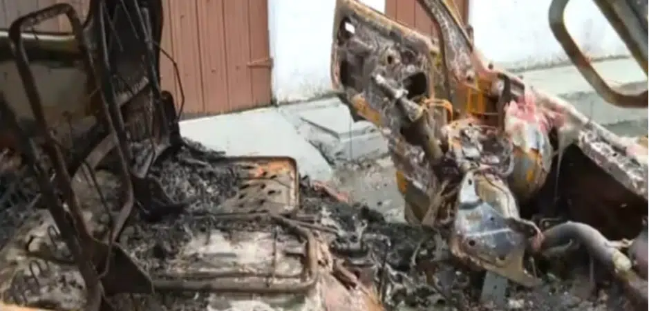 Van escolar fica destruída após pegar fogo