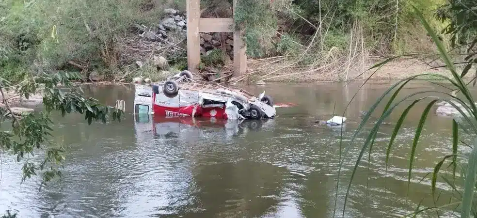 BA: Carros do Corpo de Bombeiros são jogados em rio por carreta desgovernada