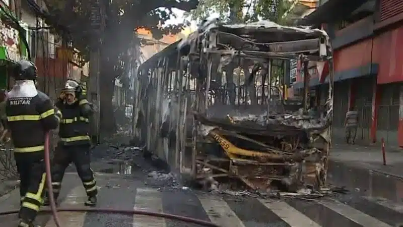 Suspeitos incendeiam ônibus na manhã desta quarta-feira em Salvador