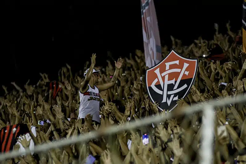 A estreia do Vitória na Série A do Brasileirão, marcada para domingo (14), teve os ingressos disponíveis para os rubro-negros esgotados. O confronto contra o Palmeiras, atual campeão, será realizado no Barradão que deverá receber cerca de 30 mil torcedores nas arquibancadas.