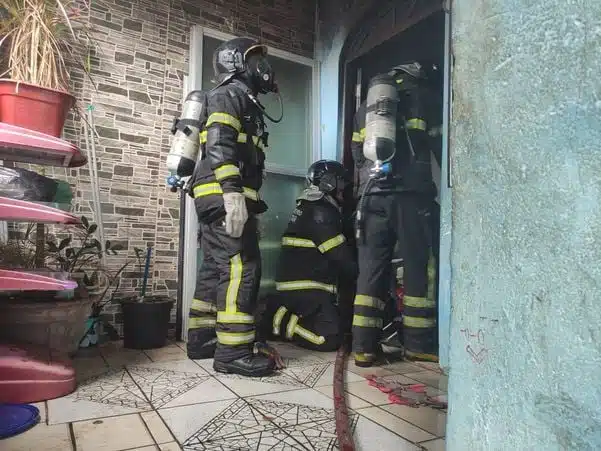 Bombeiros apagam incêndio em residência no Imbuí