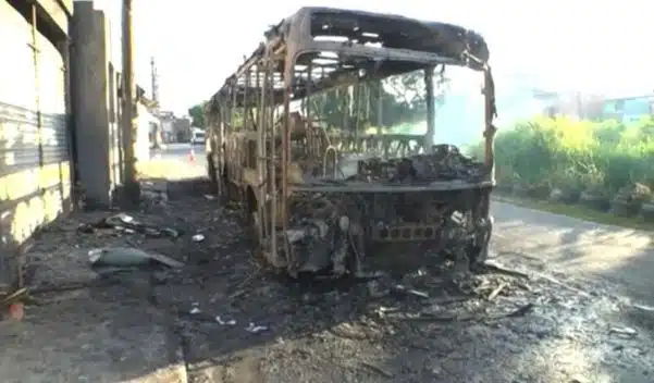 Ônibus é incendiado por suspeitos em bairro de Salvador