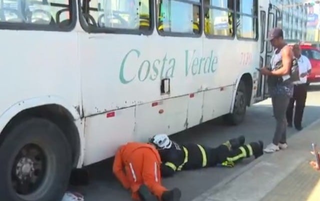 Idosa é atingida por ônibus em avenida na orla de Salvador