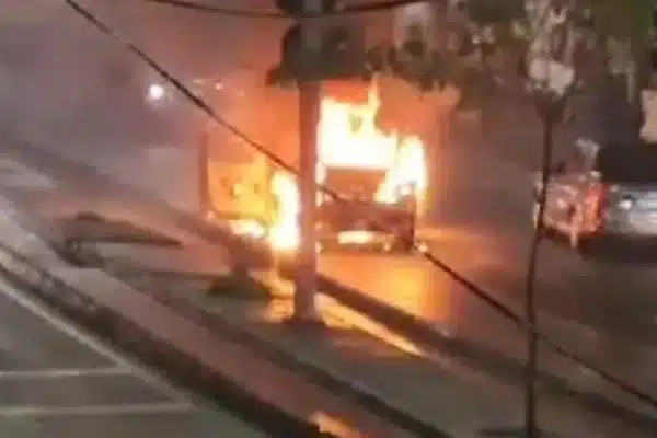 VEJA: Carro pega fogo e explosão é registrada na Avenida Suburbana