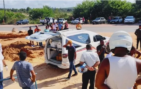 Corpos de 3 vítimas de chacina em Mata de São João são enterradas no interior