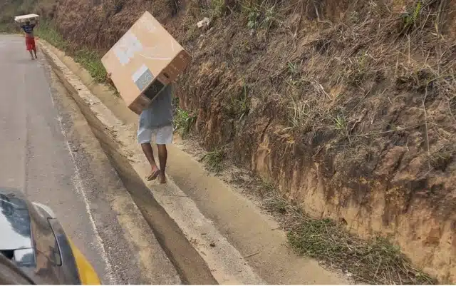 Dois homens são presos após roubarem aparelhos de TV de caminhão tombado na Bahia