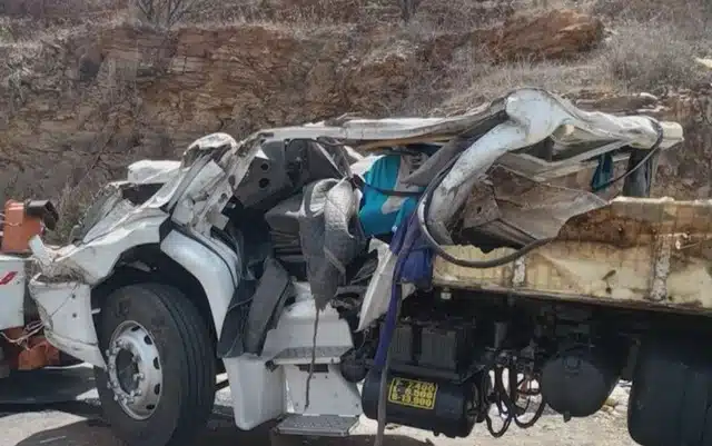 Motorista morre após caminhão tombar em rodovia na BA