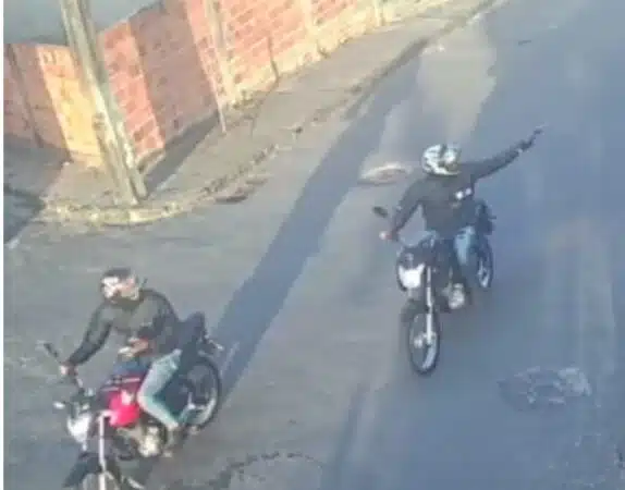 Dupla de assaltantes em motos volta a agir em Camaçari