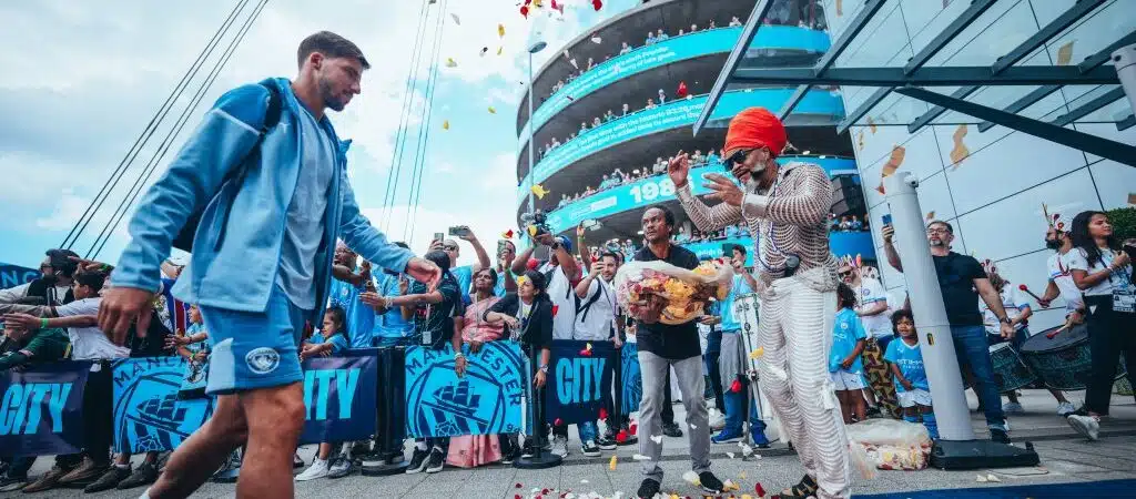 Jogadores do Manchester City são recebidos com festa baiana antes de jogo em Londres