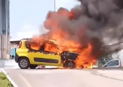 Madre de Deus: Carro pega fogo e fica totalmente destruído; veja vídeo