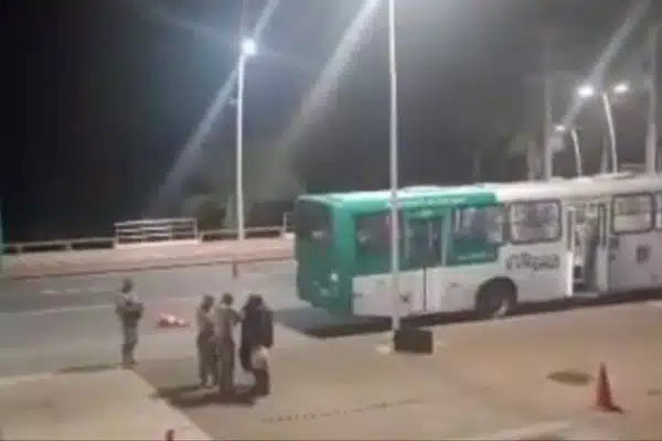 Mochila suspeita em ônibus assusta passageiros e populares na Ondina, em Salvador