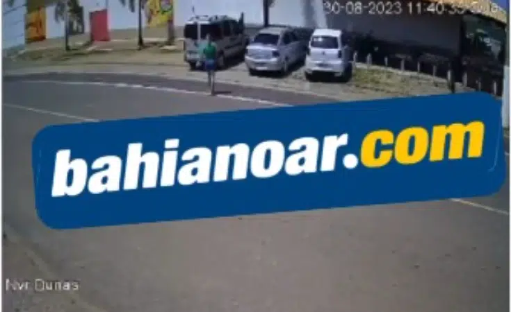 Mulher quebra carro na frente de mercado em Guarajuba; ASSISTA