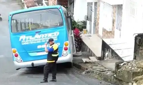 Ônibus descontrolado desce ladeira e atinge casa na Bahia