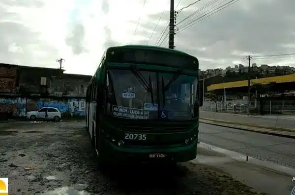 Casal armado com facas assalta ônibus no Comércio, em Salvador