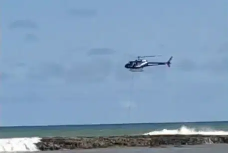 Pai e filho se afogam em praia de Jauá e são resgatados por helicóptero