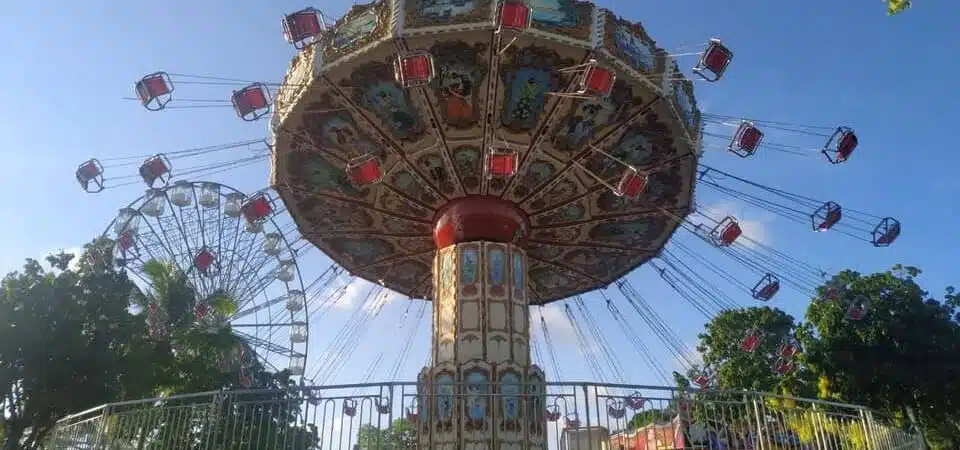 Mulher cai de brinquedo no parque de diversão e sofre ferimentos graves