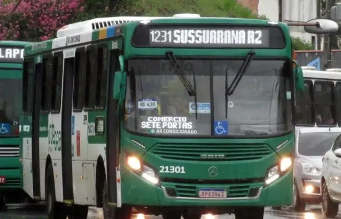 Rodoviário pula de ônibus em movimento para fugir de assalto na Avenida Paralela