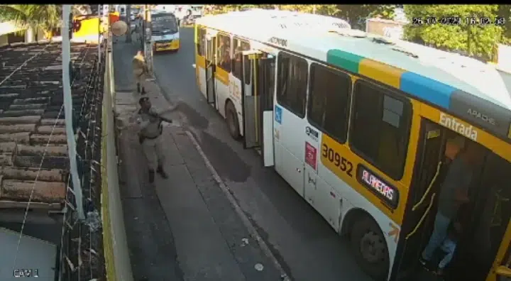 AGORA: Homens armados sequestram ônibus com passageiros na Boca do Rio