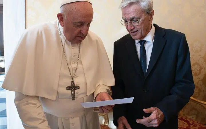 Caetano faz pedido de socorro ao Papa Francisco pela violência no Brasil