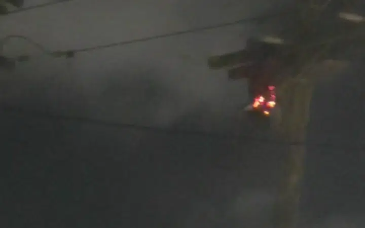 Homem morre eletrocutado em cima de poste em Salvador