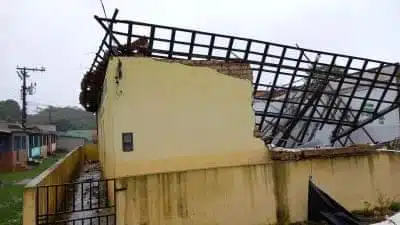 Telhado de escola desaba após forte chuva no sul da Bahia