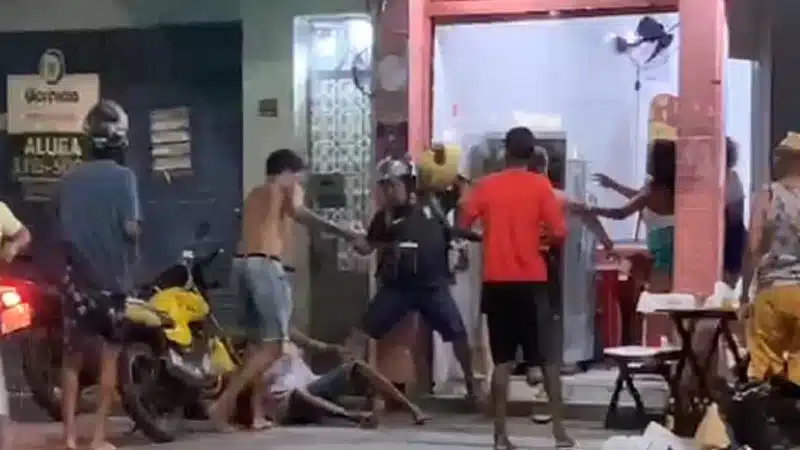 VEJA: Grupo protagoniza briga generalizada em bar no Bonfim, em Salvador