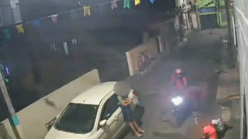 VÍDEO: Jovens são roubados na frente de casa em bairro de Salvador