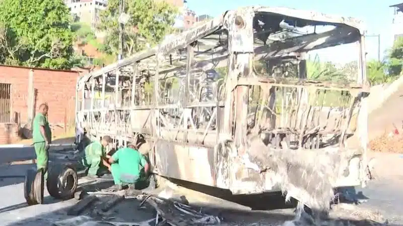 Ônibus é incendiado em bairro de Salvador na madrugada