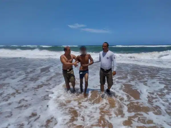 Suspeito de roubar fios é preso enquanto tentava fugir pelo mar de Patamares