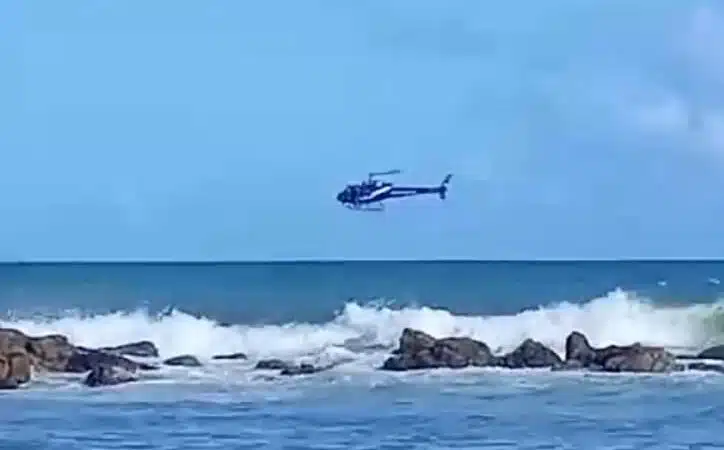 Banhista que se afogava em mar de Itapuã é resgatado por helicóptero