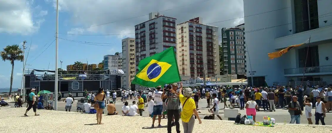 Bolsonaristas realizam manifestação contra o aborto no Farol da Barra