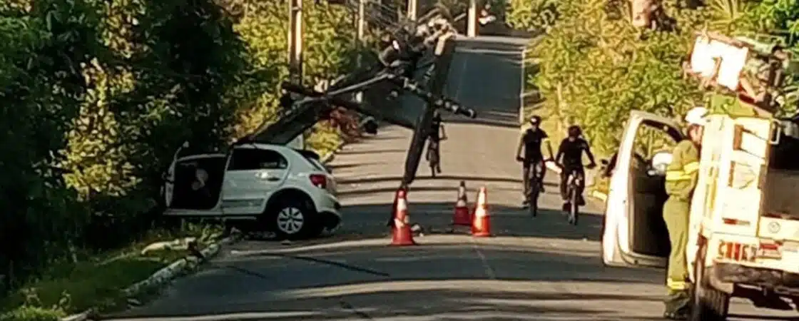 Carro bate em poste na ponte entre Mata de São de João e Dias D’Ávila