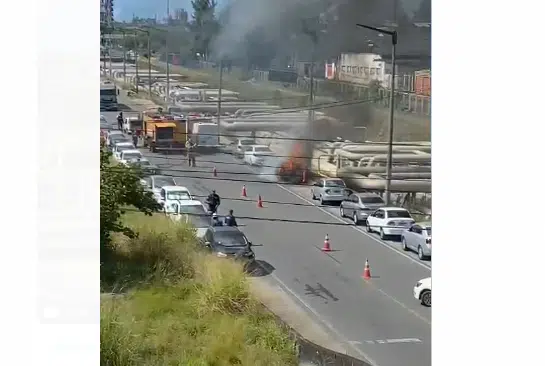 VÍDEO: Carro pega fogo no Polo de Camaçari