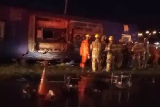 Cinco pessoas morrem após ônibus tombar em rodovia