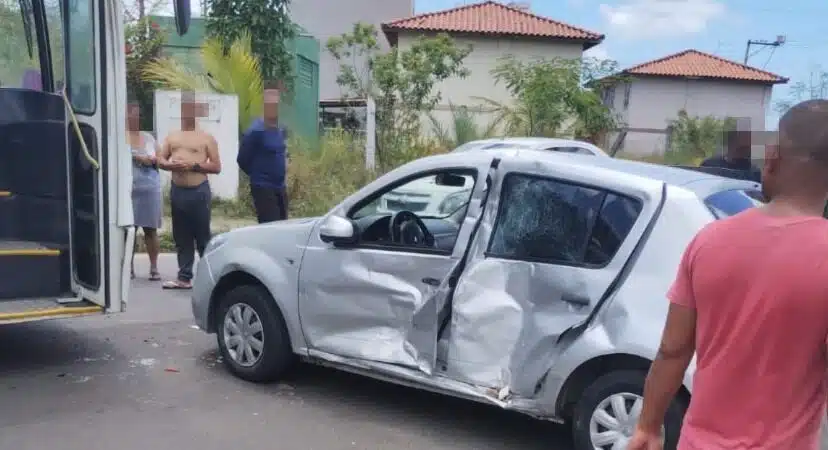 Colisão entre ligeirinho e ônibus deixa carro parcialmente destruído no Jardim Limoeiro