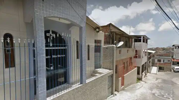 Homem invade igreja e assalta fiés em Salvador