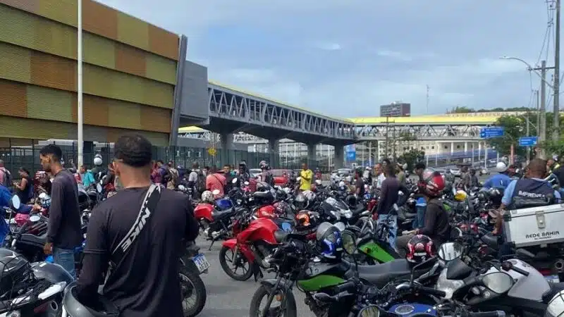 Motoristas de aplicativo realizam manifestação em Salvador; trânsito ficou lento na região