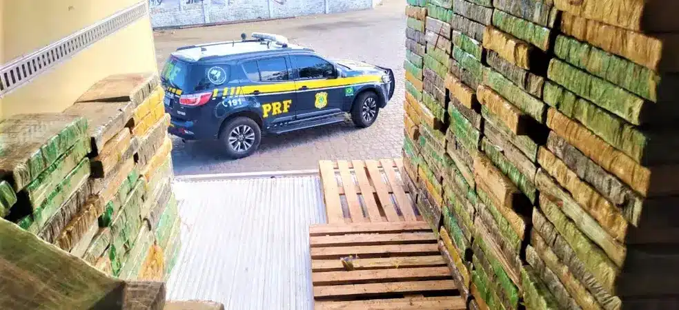 Mais de duas toneladas de maconha são apreendidas em caminhão na Bahia