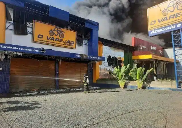 Mais duas lojas pegam fogo na manhã de hoje