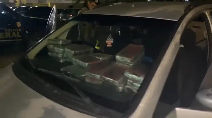Polícia apreende 70kg de cocaína em carro na Linha Verde