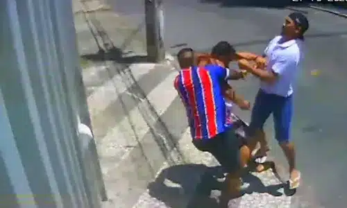 ‘Recebi 3 chutes na cabeça’, diz agredido por torcedores do Bahia na porta de casa