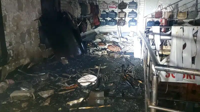 Salvador: Loja de calçados pega fogo na Barroquinha