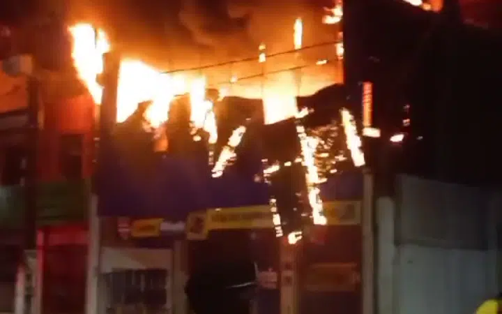 VÍDEO: Loja de eletrodomésticos é tomada por fogo em Simões Filho