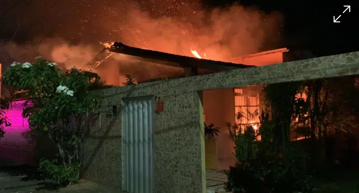 Casa pega fogo em Arembepe; chamas atingiram outros imóveis