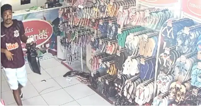 Homem assalta loja e obriga funcionária a desbloquear celular