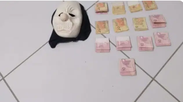 Adolescentes são apreendidos após roubar utilizando máscara